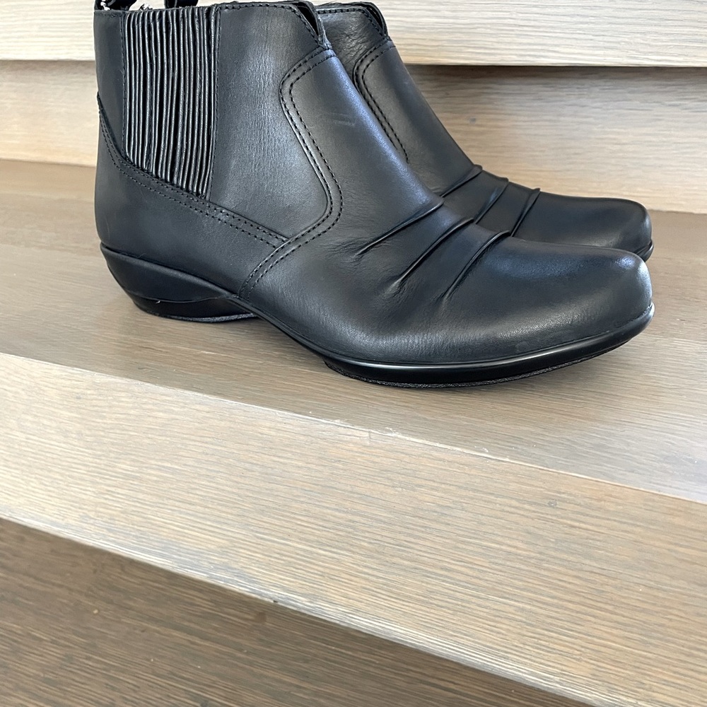 Aetrex Kailey Ankle Bootie in MEDIUM Width in Black *Brand New in Box*
